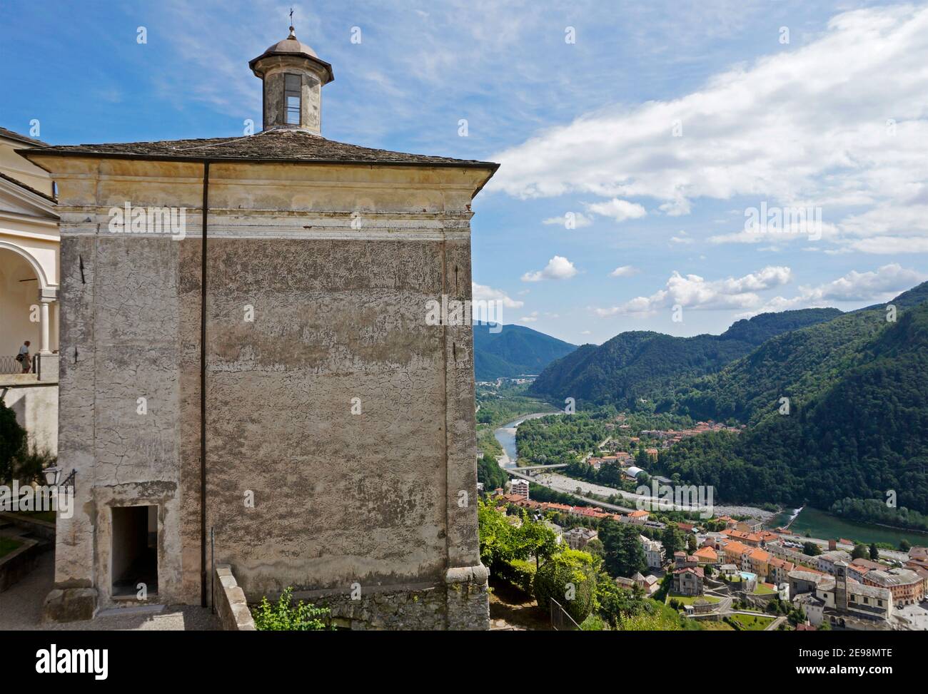 Blick auf Varallo Sesia vom Heiligtum des Sacro Monte di Varallo (Heiliger Berg von Varallo). Piemont, Italien Stockfoto