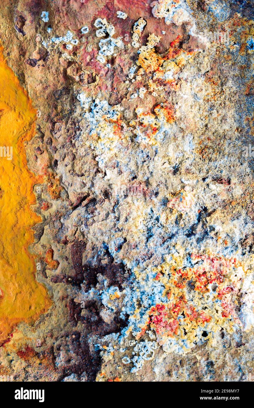 Abstrakte Texturen und Formationen am Ufer des Rio Tinto Flusses, Andalusien Spanien. Schattierungen von Rot und Orange, Eisen und andere Mineralien im Wasser. Stockfoto