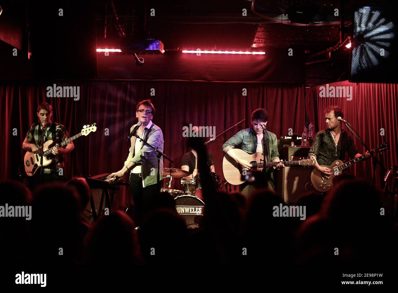 Die Dunwells treten live auf der Bühne in Borderline auf Stockfoto