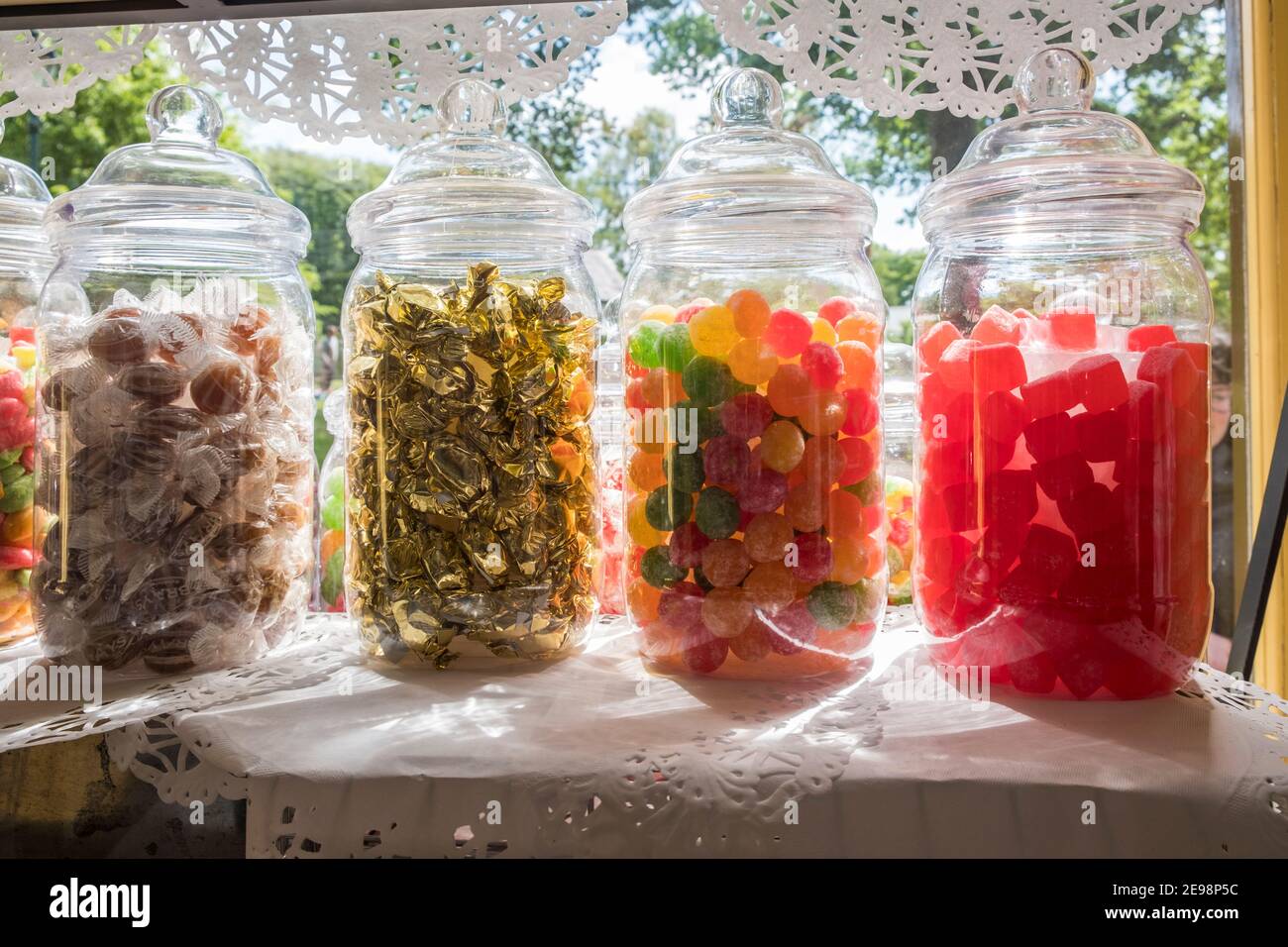 Gläser mit Süßigkeiten in einem Schaufenster Stockfoto