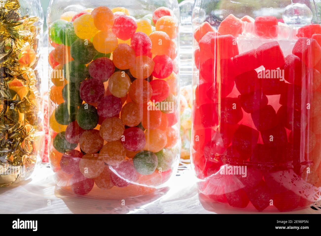 Gläser mit Süßigkeiten in einem Schaufenster Stockfoto