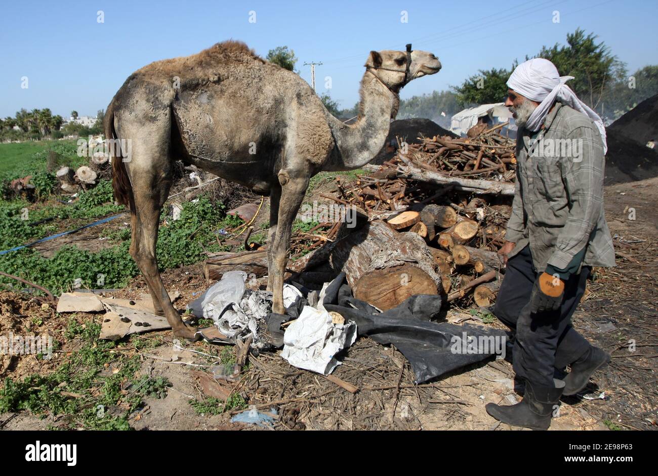 Gaza, Gaza. Februar 2021, 03rd. Eine Palästinenserin Taha Al Hattab, 61 Jahre alt, arbeitet am Mittwoch, 3. Februar 2021, in einer traditionellen Kohleproduktionsstätte in der Stadt Jabaliya im nördlichen Gazastreifen. An diesem Standort werden jährlich 80 bis 90 Tonnen Holzkohle produziert. Foto von Ismael Mohamad/UPI Credit: UPI/Alamy Live News Stockfoto