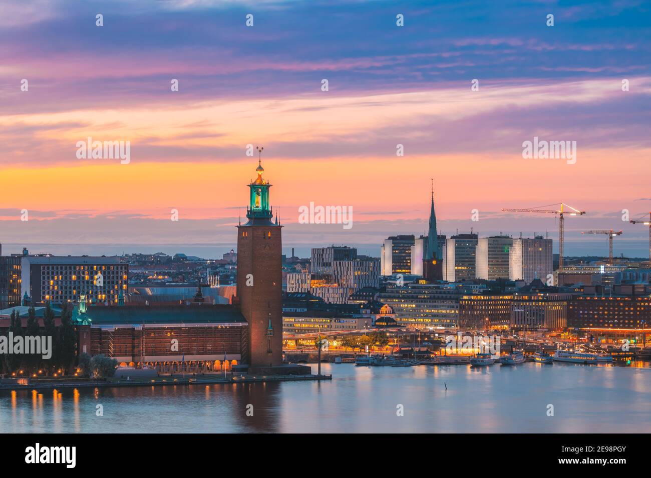 Stockholm, Schweden. Einen herrlichen Blick auf die Skyline von berühmten Turm von Stockholm City Hall und St. Clara oder der Hl. Klara Kirche. Beliebtes Ziel malerischen Blick In Stockfoto