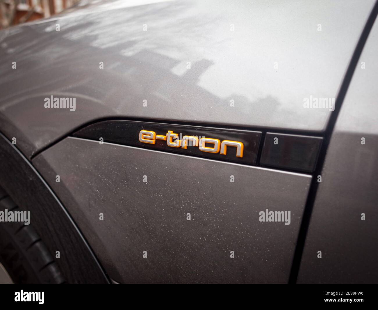 London- Audi E-Tron Logo auf der Fahrzeugseite. Ein Elektroauto Stockfoto