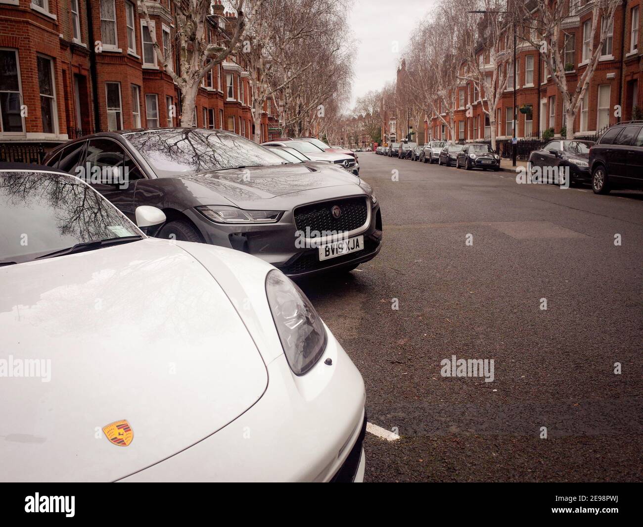 London - teure Autos, die auf der gehobenen Straße in Maida Vale in Paddington, North West London, geparkt sind Stockfoto