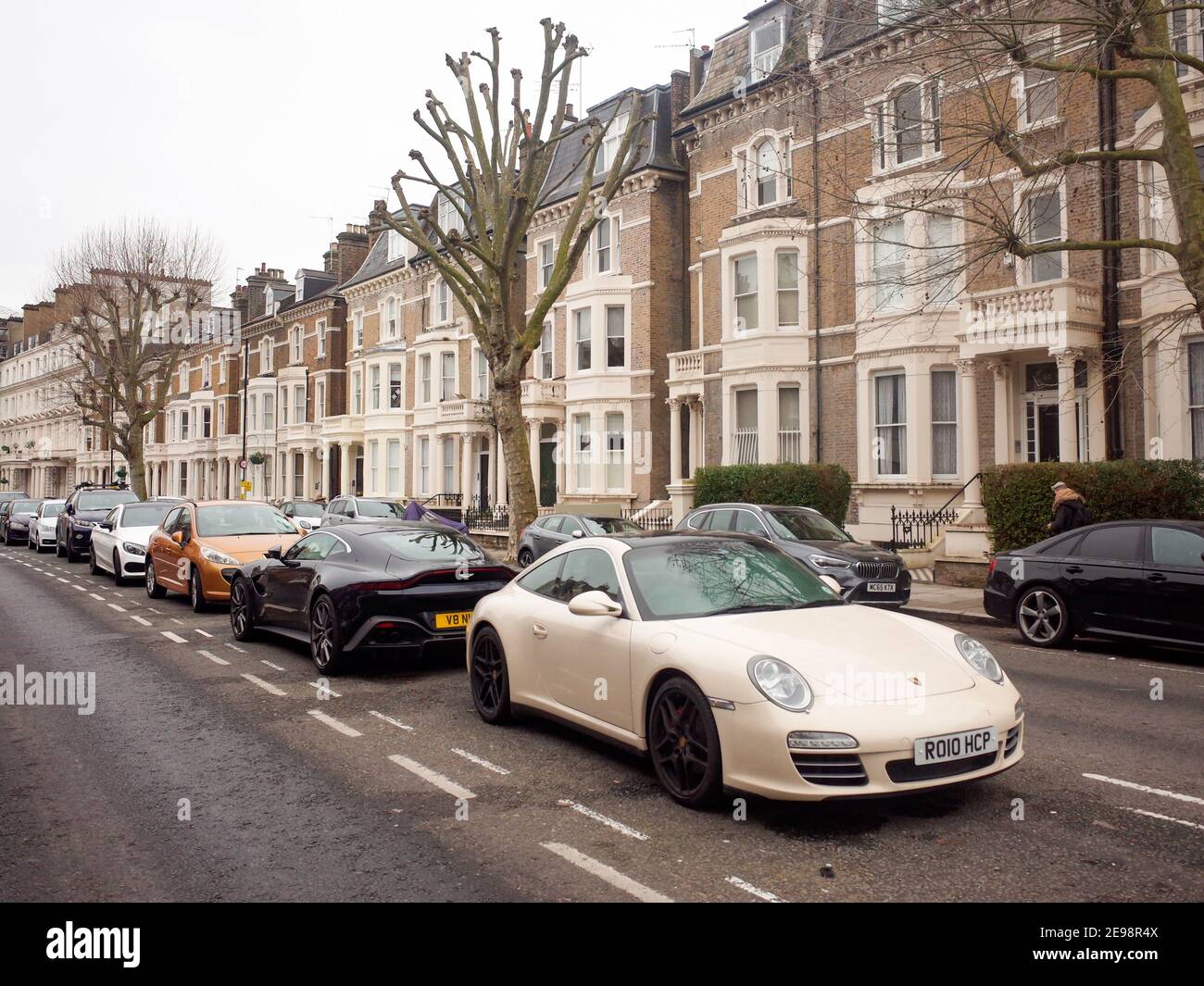 London - teure Autos, die auf der gehobenen Straße in Maida Vale in Paddington, North West London, geparkt sind Stockfoto