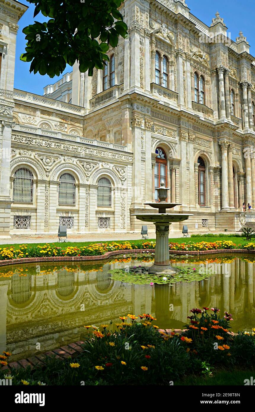 Außenansicht des historischen, barocken, Rokoko- und neoklassizistischen Palastes Dolmabahçe auf der europäischen Seite des Bosporus in Istanbul, Türkei. Stockfoto