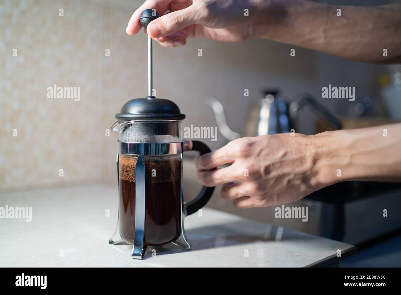 French Press Kaffee in der Küche zubereiten Stockfoto