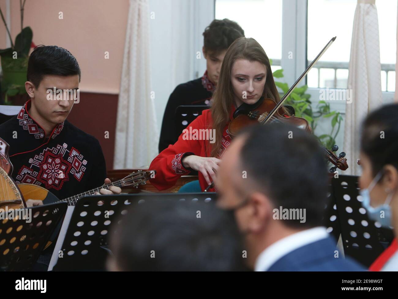 (210203) -- KIEW, 3. Februar 2021 (Xinhua) -- Studenten spielen ukrainische und chinesische Musik während der Auftaktveranstaltung eines Kurses über die Geschichte der chinesischen Musik an der Ukrainischen Nationalen Tschaikowsky Akademie für Musik in Kiew, Ukraine, 1. Februar 2021. Hier hat am Montag zum ersten Mal ein Kurs zur Geschichte der chinesischen Musik an einer ukrainischen Universität begonnen. Maksym Timoschenko, Präsident der Ukrainischen Nationalen Tschaikowsky-Musikakademie, der ersten ukrainischen Universität, die ein solches Thema in ihren Lehrplan aufgenommen hat, sagte bei der Auftaktveranstaltung, dass der neue Kurs "ein großer Durchbruch an der nationa ist Stockfoto