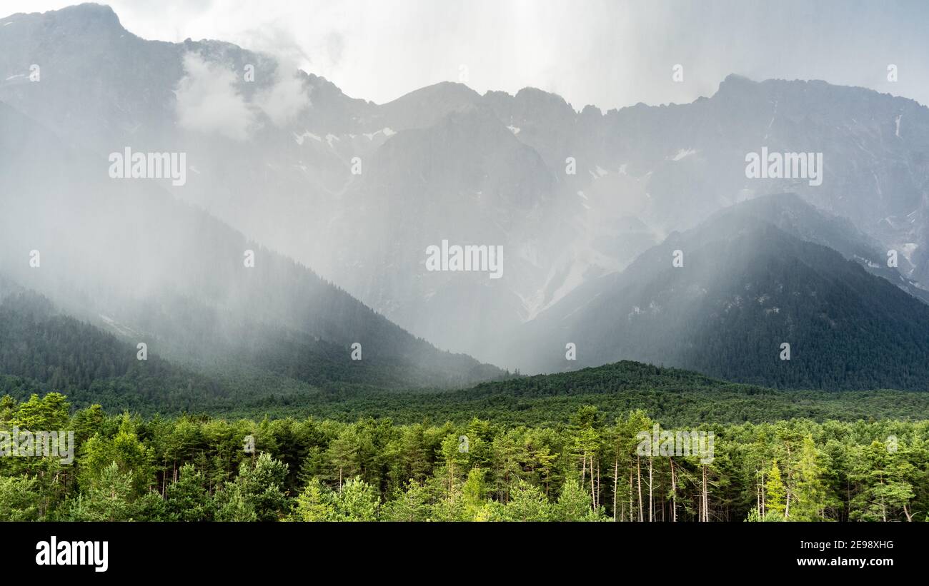 Regen Squall fallen in ein Bergtal Stockfoto