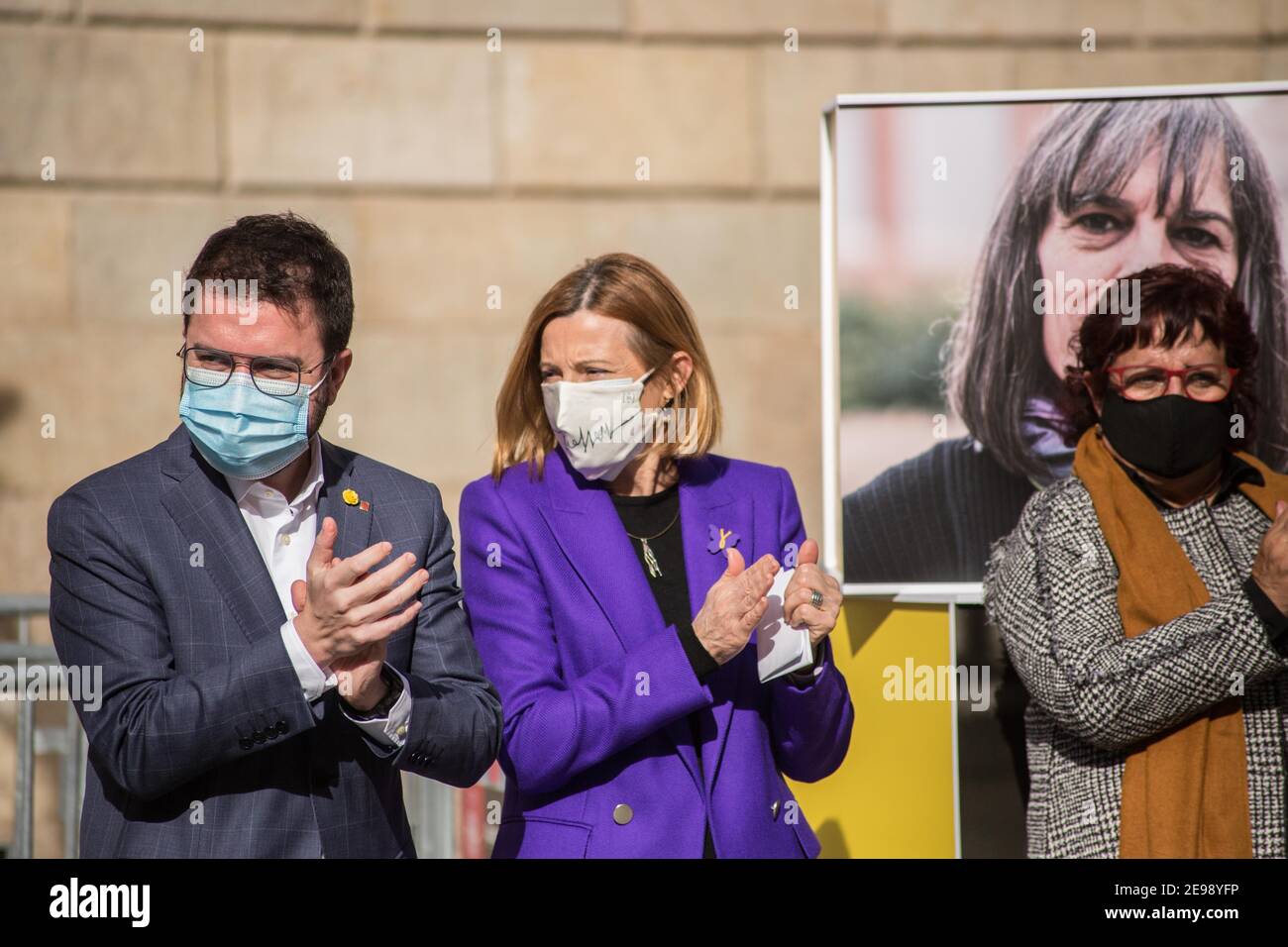 Barcelona, Katalonien, Spanien. Februar 2021, 3rd. Pere AragonÃ¨s, Vizepräsident der Generalitat von Katalonien und Kandidat für die Präsidentschaft der Generalitat, Carme Forcadell, ehemaliger Präsident des Parlaments von Katalonien, und Dolors Bassa, ehemaliger Generalsekretär der Allgemeinen Gewerkschaft der Arbeiter, sind in der politischen Kampagne der katalanischen politischen Partei zu sehen, Republikanische Linke Kataloniens (Esquerra Republicana) politischer Wahlkampfakt des Vizepräsidenten der Generalitat Kataloniens und Kandidaten für die katalanische politische Partei, republikanische Linke Kataloniens (Esquerra Republicana), Stockfoto