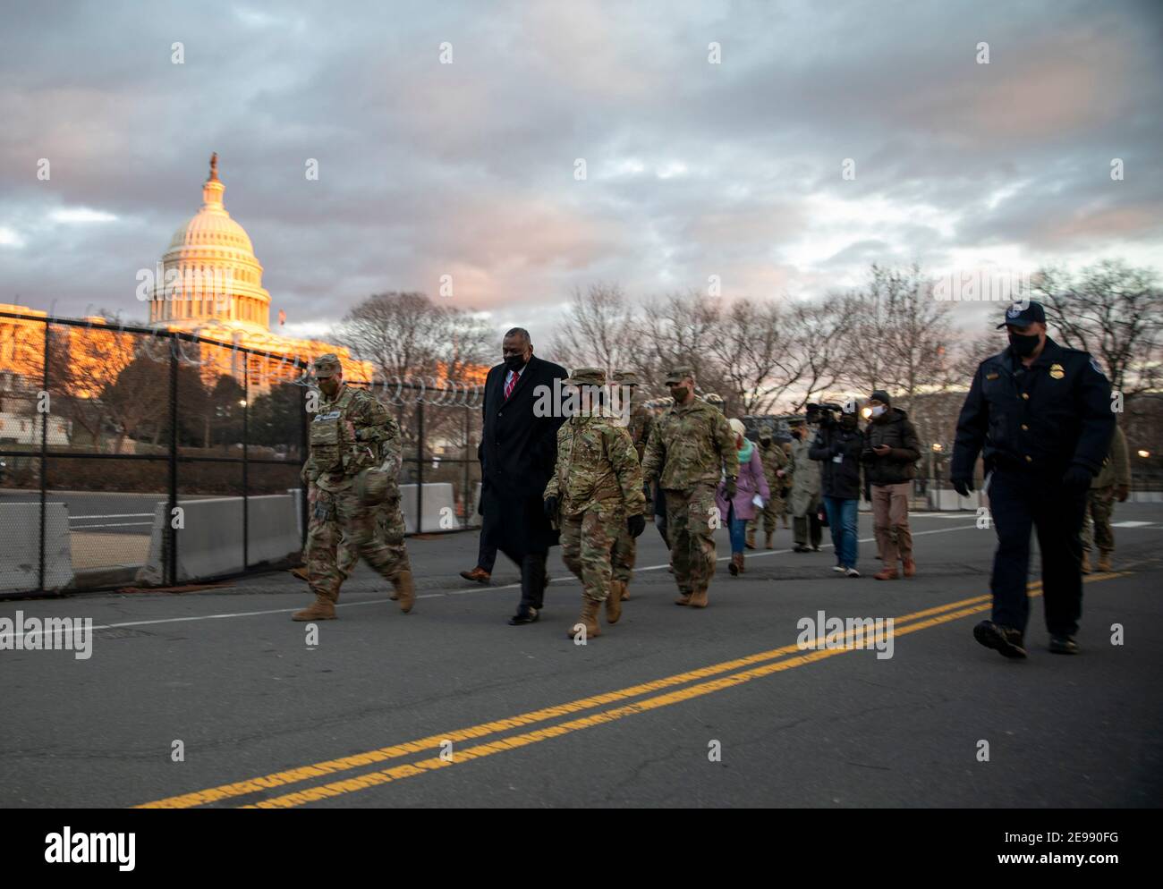 US-Verteidigungsminister Lloyd J. Austin III, Zentrum, besucht die Sicherheitskräfte während eines Besuchs im US-Kapitolgebäude am 29. Januar 2021 in Washington, DC. Stockfoto