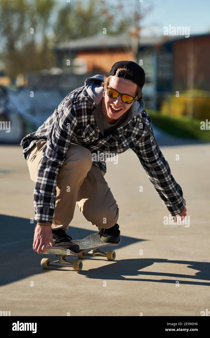 Männliche skateboard Enthusiast rolling um Beton Skatepark Stockfoto