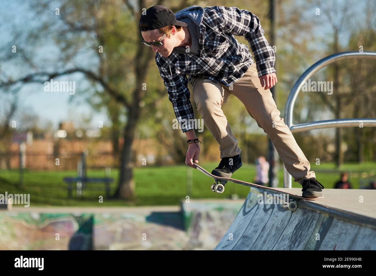 Die jungen Erwachsenen auf dem Skateboard fallen in auf der Rampe, Montreal, Quebec, Kanada Stockfoto