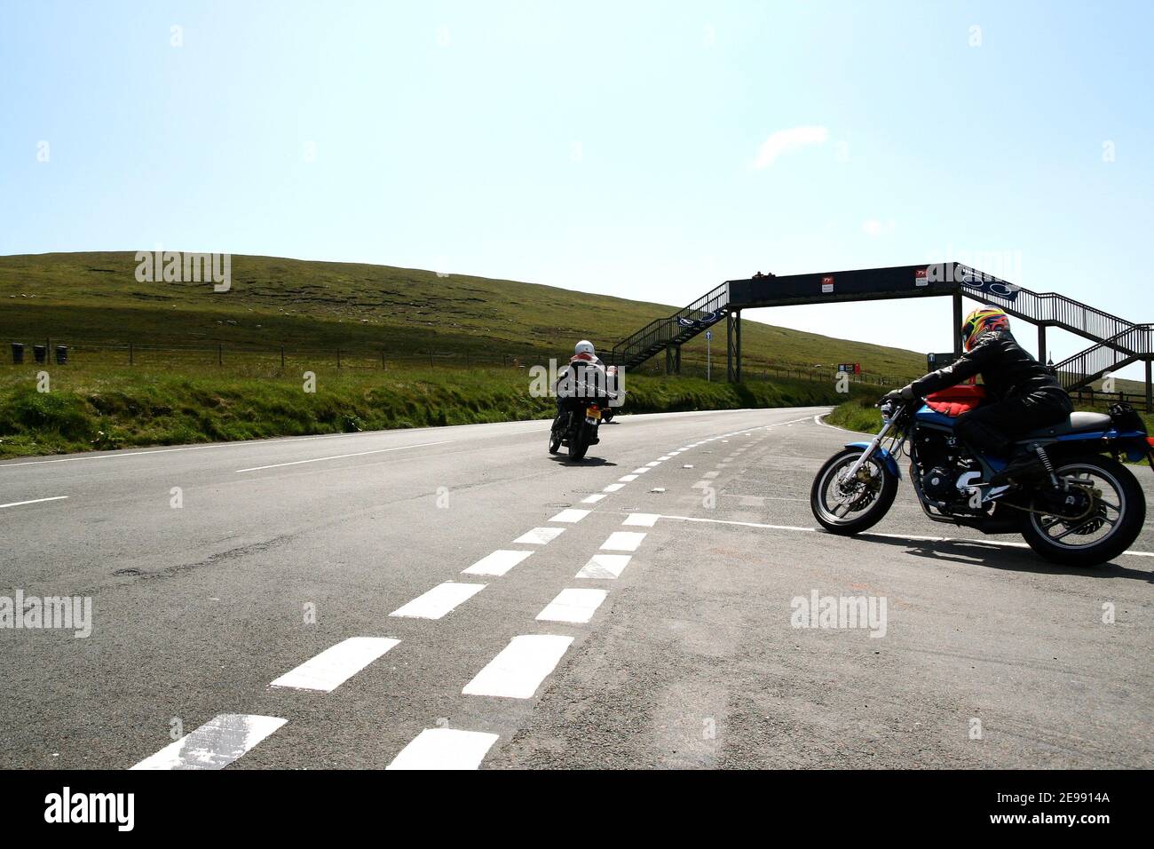 Motorradfahrer auf den Straßen der Mountain Track auf der Isle of man. Hier findet die Tourist Trophy statt und Touristen fahren gerne darauf Stockfoto