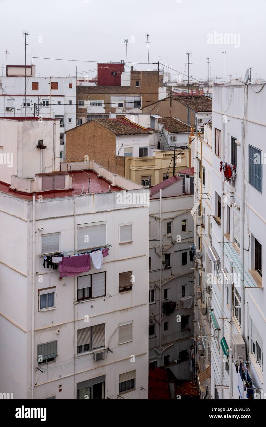 Weiße Wohnhäuser mit Blick auf die Dächer von Valencia, Spanien Stockfoto Weiße Wohnhäuser mit Blick auf die Dächer von Valencia, Spanien Stockfoto