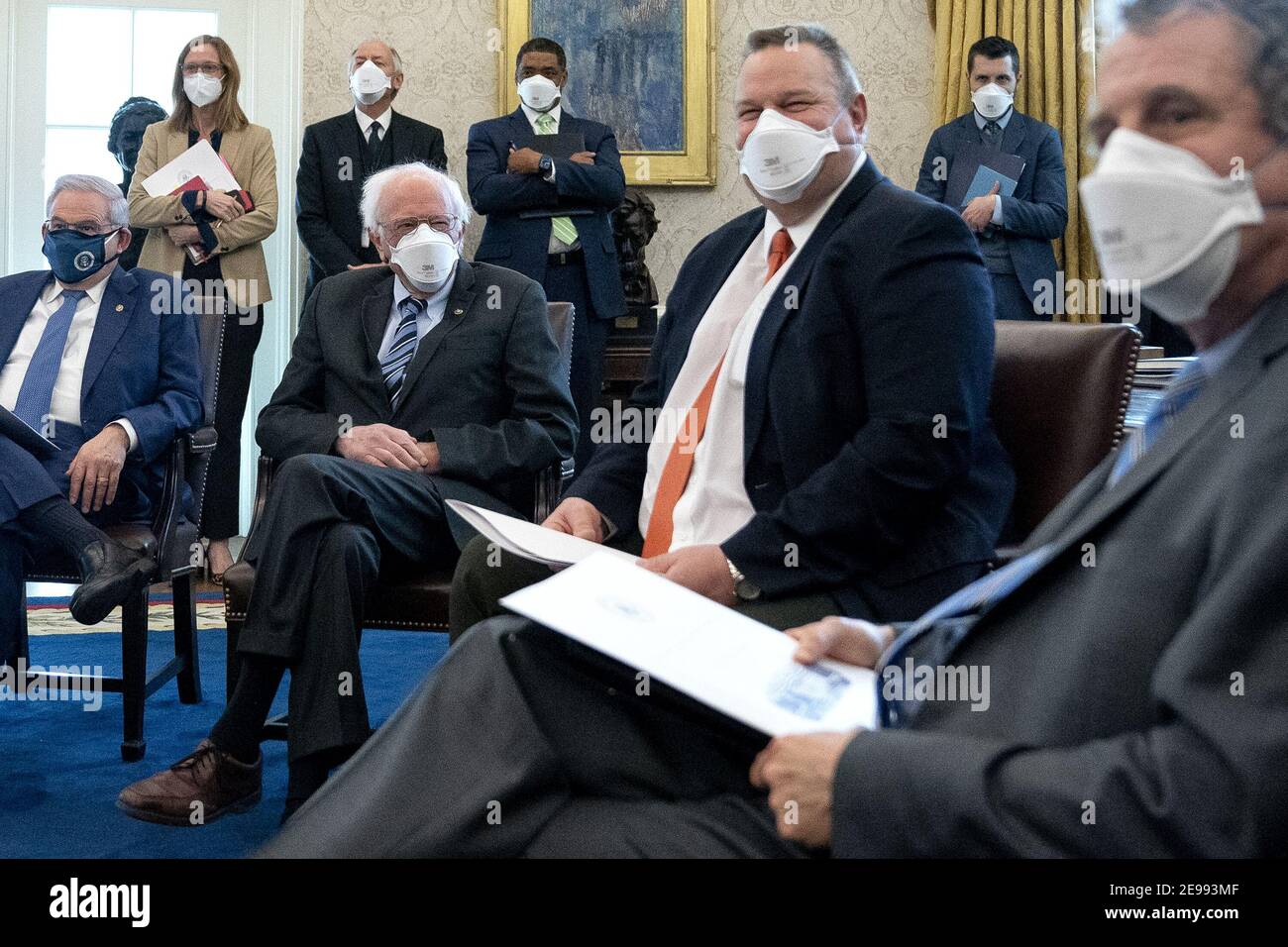 Washington, Usa. Februar 2021, 03rd. Von links: Senator Bob Menendez (D-N.J.), Senator Bernie Sanders (I-V.T.), Senator Jon Tester (D-MT), Und Senator Sherrod Brown (D-OH) trägt Schutzmasken während eines Treffens mit US-Präsident Joe Biden, nicht abgebildet, um den amerikanischen Rettungsplan im Oval Office des Weißen Hauses in Washington, DC am Mittwoch, 3. Februar 2021 zu besprechen. Pool Foto von Stefani Reynolds/UPI Kredit: UPI/Alamy Live News Stockfoto