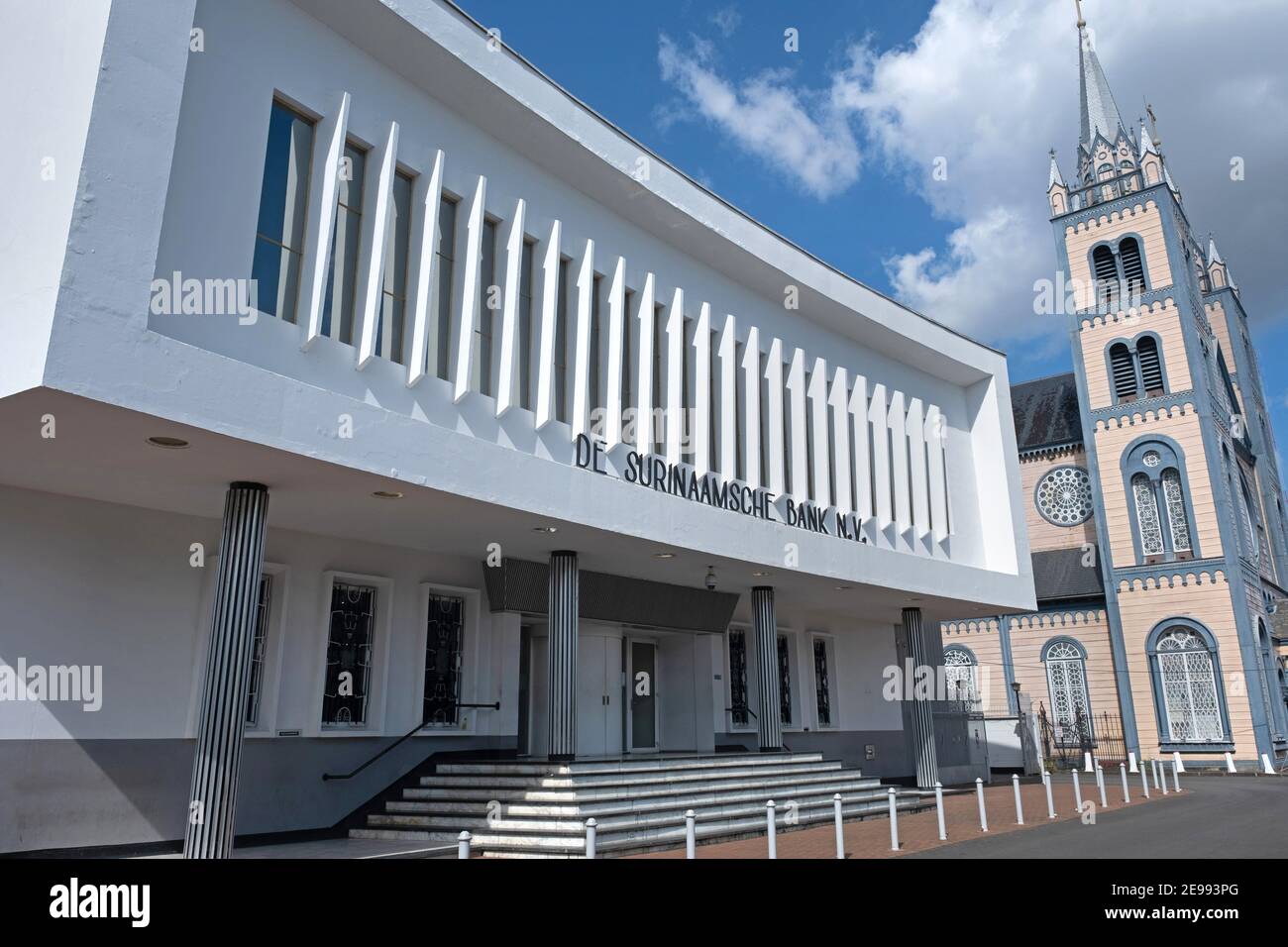 De Surinaamsche Bank / DSB / Bank von Suriname und hölzerne römisch-katholische St. Peter und Paul Kathedrale in der Stadt Paramaribo, Suriname Stockfoto