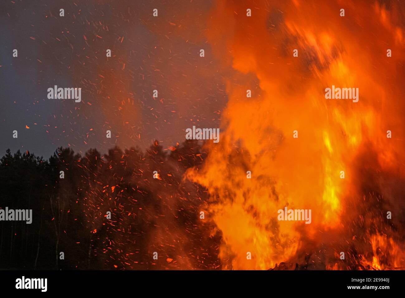 Osterbrände werden zu Ostern in der Liturgie der Kirche und an vielen Orten durch verschiedene Bräuche entzündet. Lüneburg (Lüneburg) Heide, Deutschland. Stockfoto