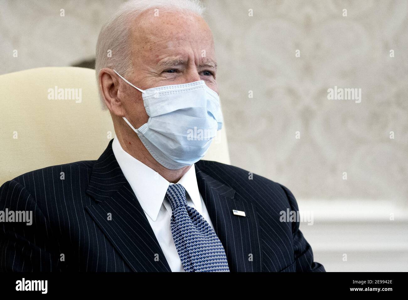 Präsident Joe Biden trägt eine Schutzmaske beim Treffen mit demokratischen Senatoren, um den amerikanischen Rettungsplan im Oval Office des Weißen Hauses in Washington am Mittwoch, den 3. Februar 2021 zu besprechen. (Stefani Reynolds/The New York Times) Stockfoto