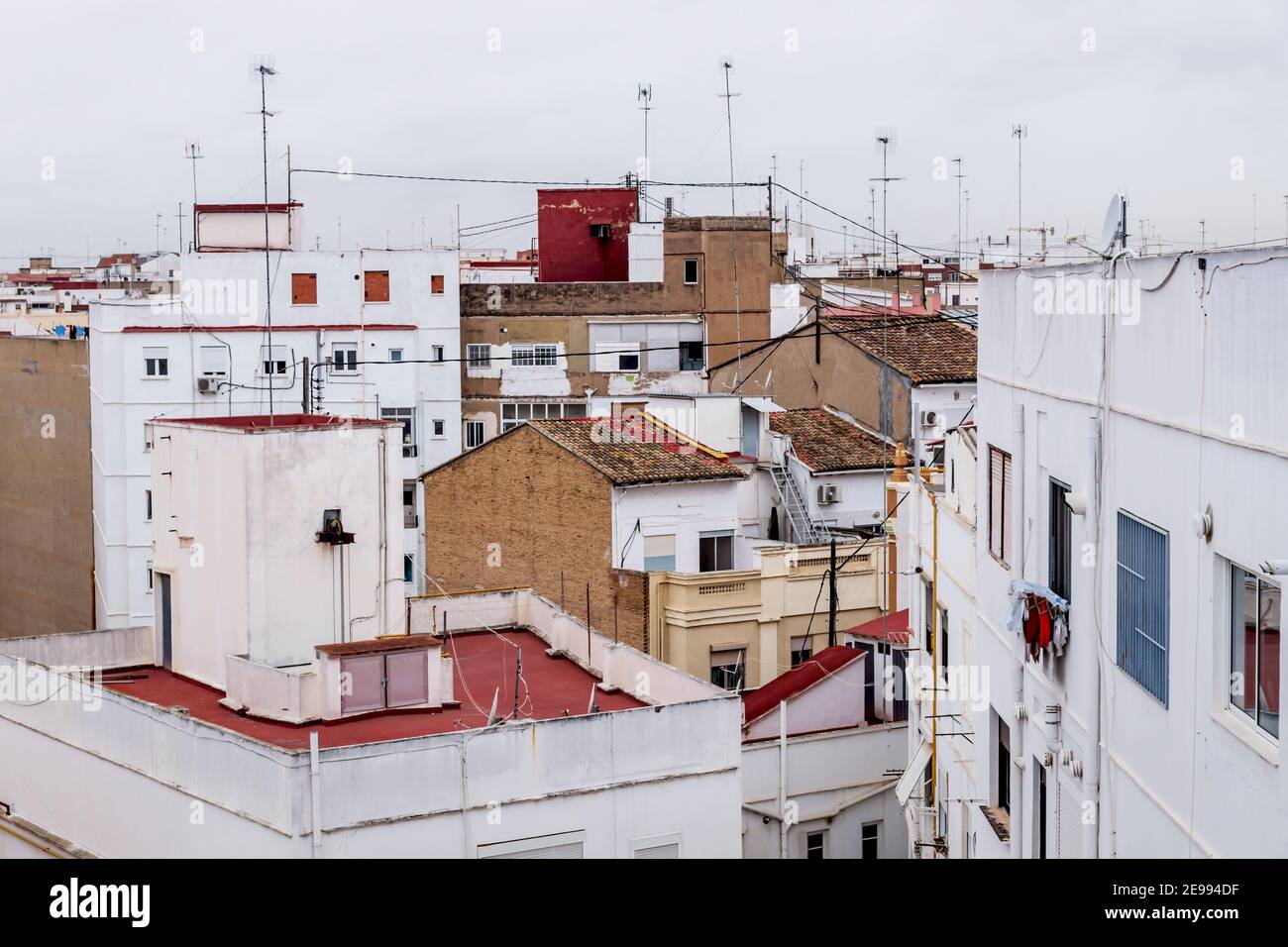 Dächer von typischen weißen Wohnhäusern in Valencia, Spanien Stockfoto Dächer von typischen weißen Wohnhäusern in Valencia, Spanien Stockfoto
