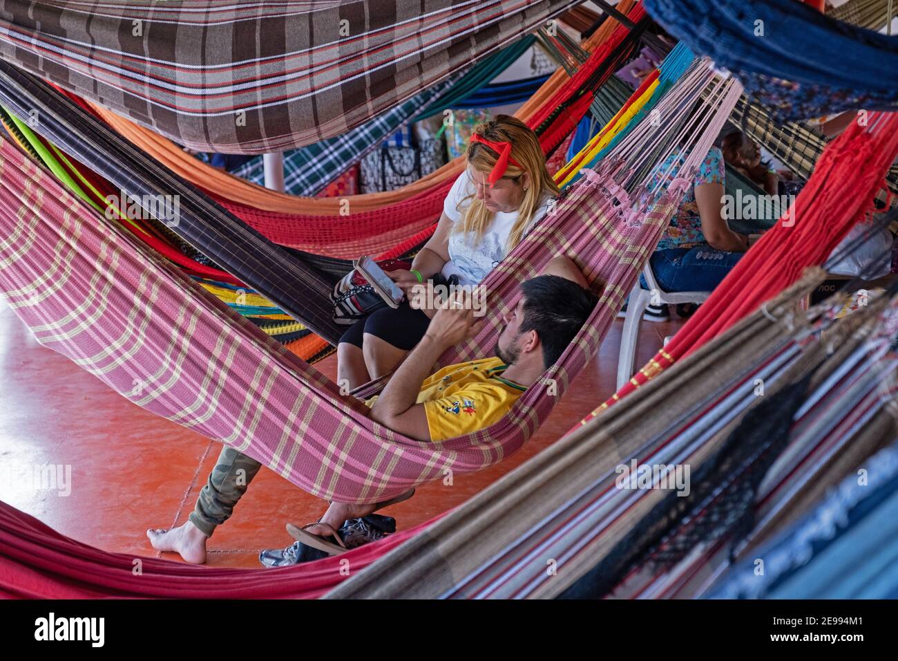 Touristen / Passagiere in Hängematten an Bord des Passagiers ruhen Und Frachtschiff / Fähre auf dem Amazonas In Brasilien Stockfoto