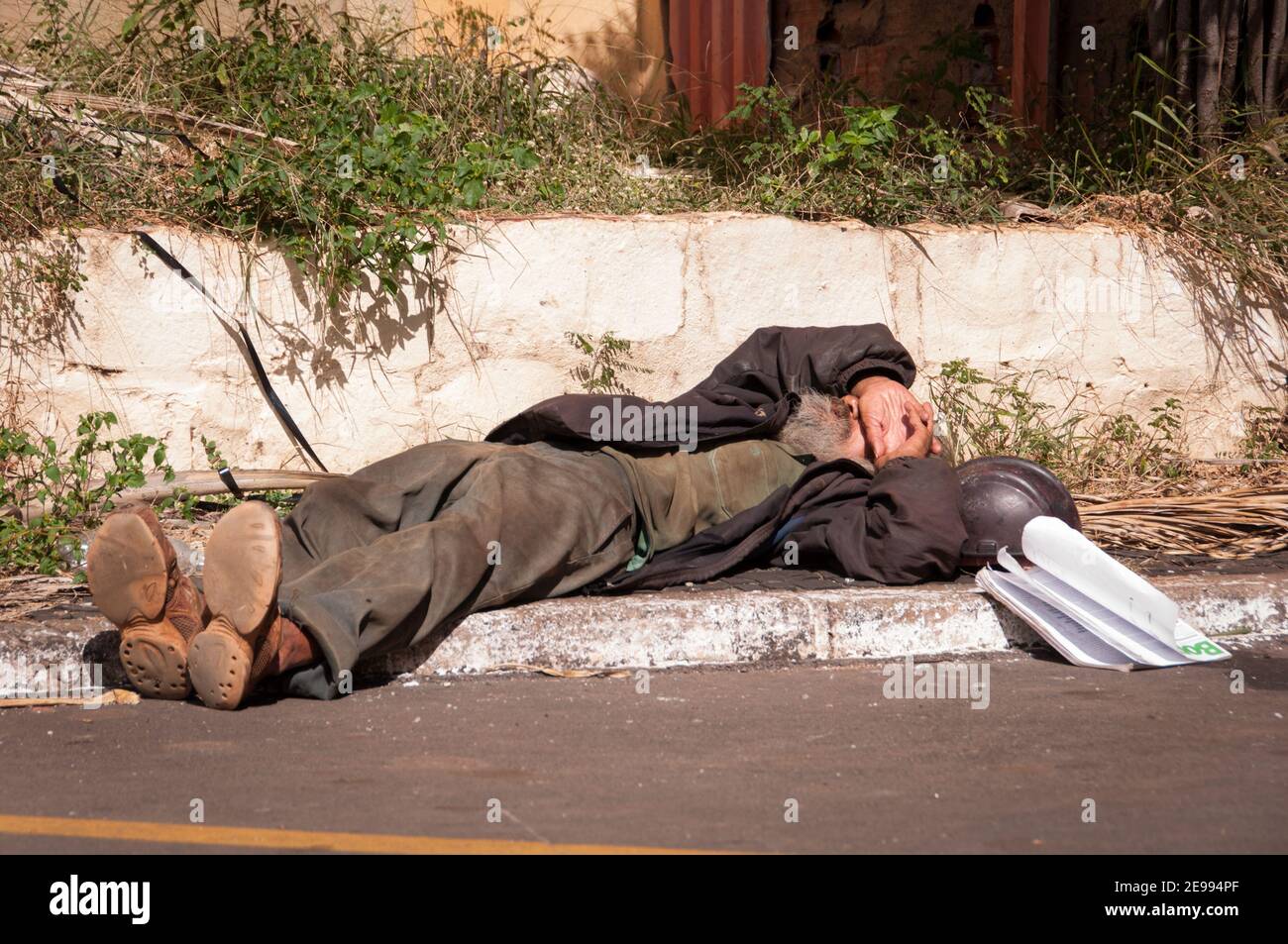 BRASILIA, BRASILIEN - 6. JUNI 2015: Obdachloser schläft auf dem Bürgersteig. Obdachlosigkeit ist eines der wichtigsten sozialen Themen in Ballungsräumen in Brasilien. Stockfoto