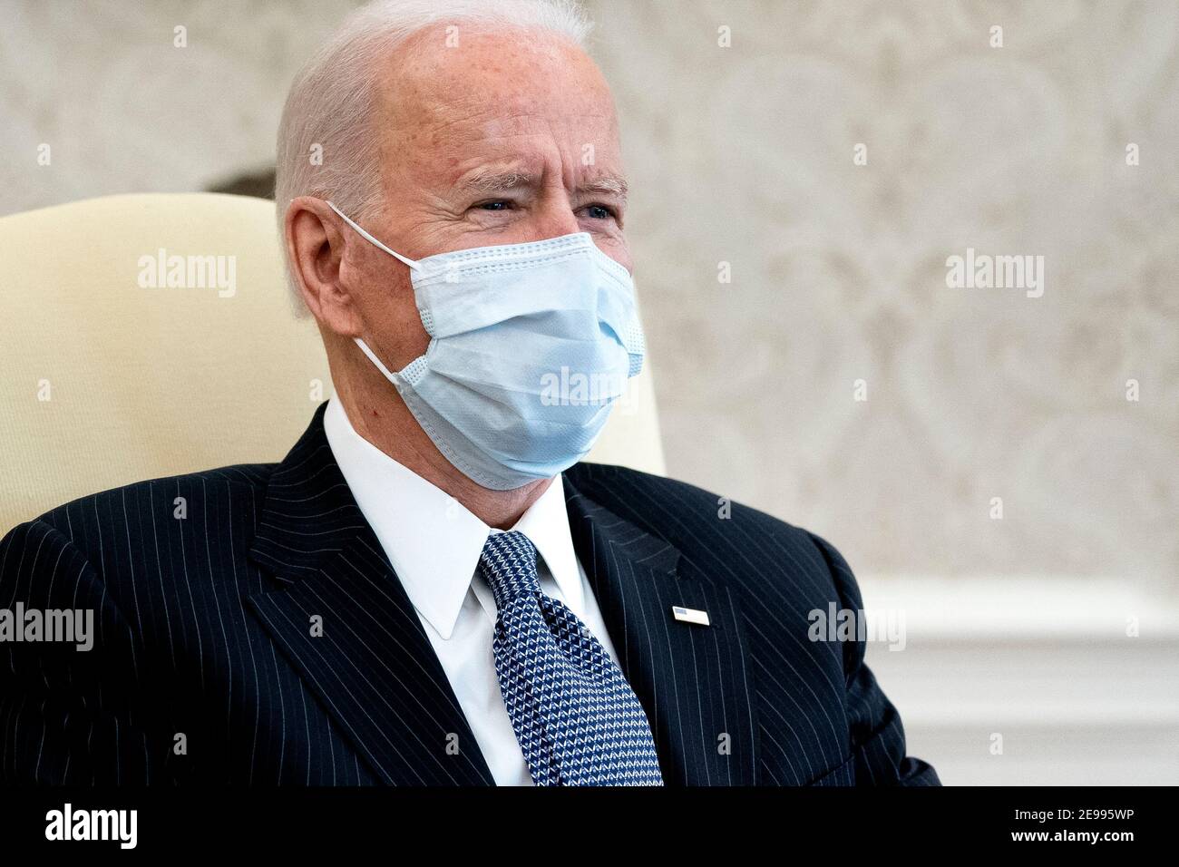 Präsident Joe Biden trägt eine Schutzmaske beim Treffen mit demokratischen Senatoren, um den amerikanischen Rettungsplan im Oval Office des Weißen Hauses in Washington am Mittwoch, den 3. Februar 2021 zu besprechen.Quelle: Stefani Reynolds / Pool via CNP Stockfoto