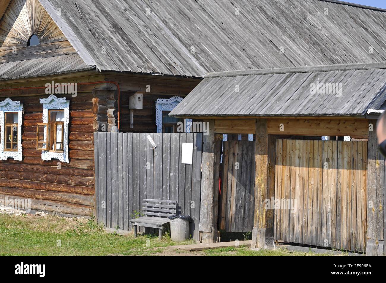 Altes rustikales Holzhaus aus dem 19th. Oder 20th. Jahrhundert. Das Haus besteht aus einem Blockhaus, einem natürlichen Baustoff. Stockfoto