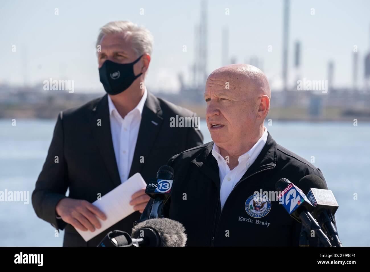 Houston, Texas, USA 2. Februar 2021: Die Republikaner im Kongress, einschließlich des US-Rep. Kevin Brady (R-TX), kritisieren Präsident Joe Bidens Exekutivbefehl, die Keystone XL-Pipeline bei einer Pressekonferenz im Houston Ship Channel abzusagen. Hinter Brady steht Kevin McCarthy (R-CA), der Anführer der Minderheit im Repräsentantenhaus. ©Bob Daemmrich Stockfoto