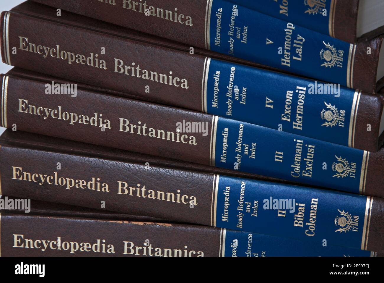 Eine Nahaufnahme eines Teils der Micropedia-Sektion der New Encyclopedia Britannica 1980 Edition Bände mit Ready Reference und Index. Stockfoto