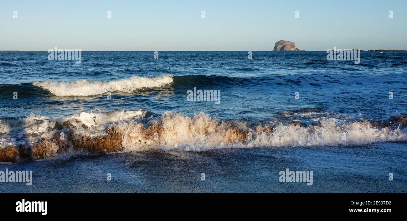 Wellen in Milsey Bay, North Berwick und Bass Rock im Hintergrund Stockfoto
