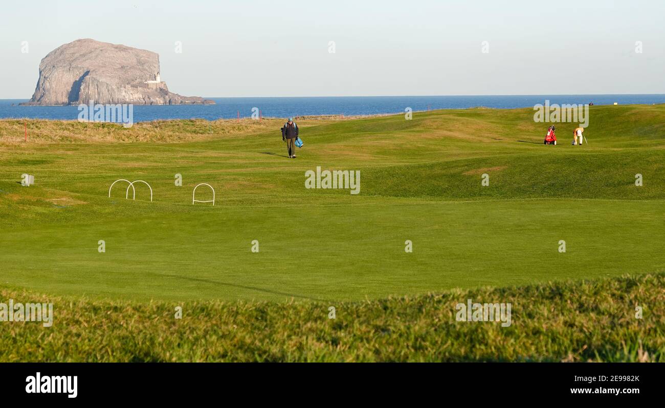 Golfer auf East Links Golfplatz, North Berwick - Bass Rock hinter Stockfoto
