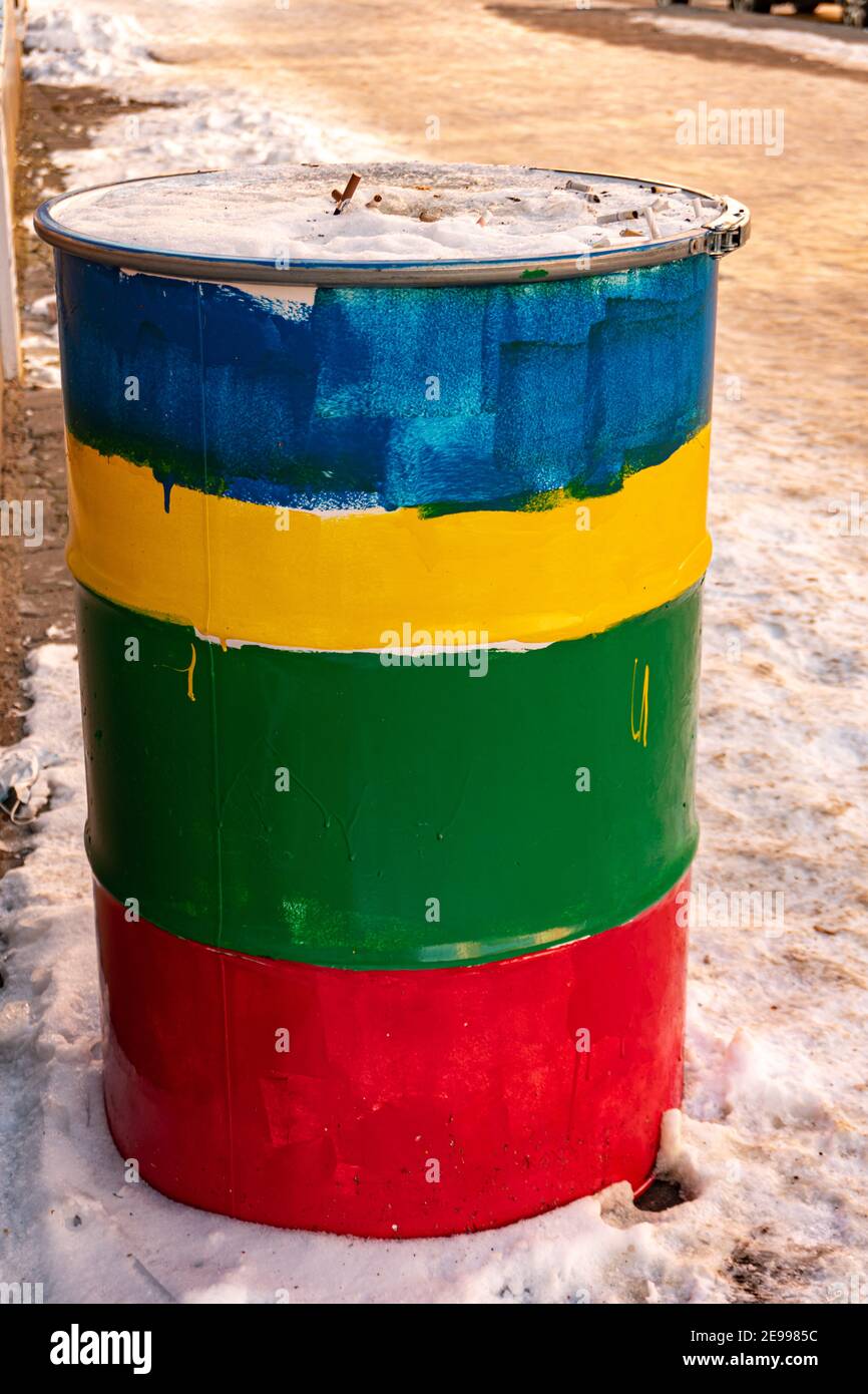 Kreativer mehrfarbiger Fassaschenbecher in der Nähe der Bar, regenbogenfarbener Lauf, lgbt-Farben Stockfoto