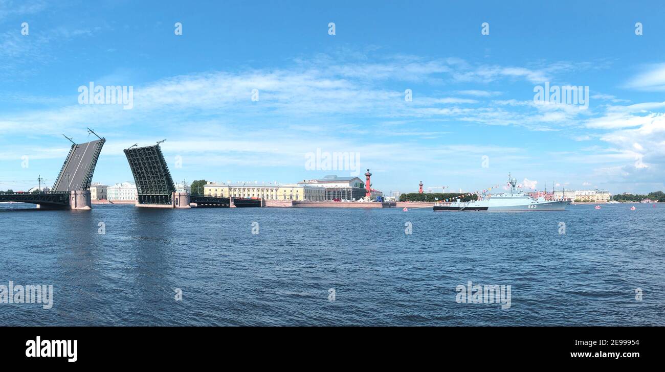 Zugbrücke über den Fluss Neva im Sommer Tag, St. Petersburg, Russland. Stockfoto