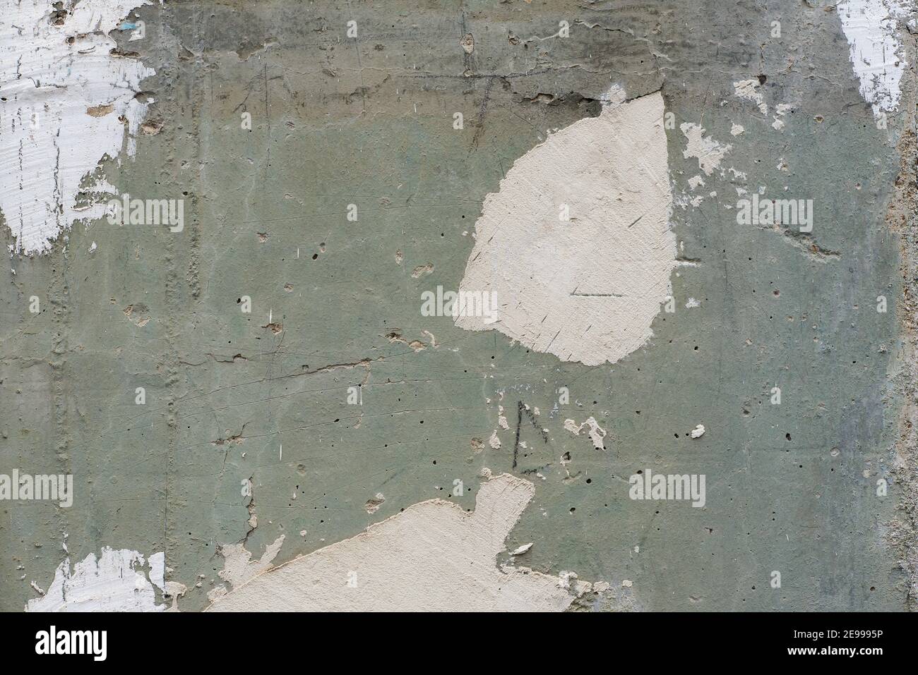 Alte schmutzige Wand mit Rissen Kratzer und schwarzen Pinselstrichen Alte verlassene Vorstadt Stockfoto