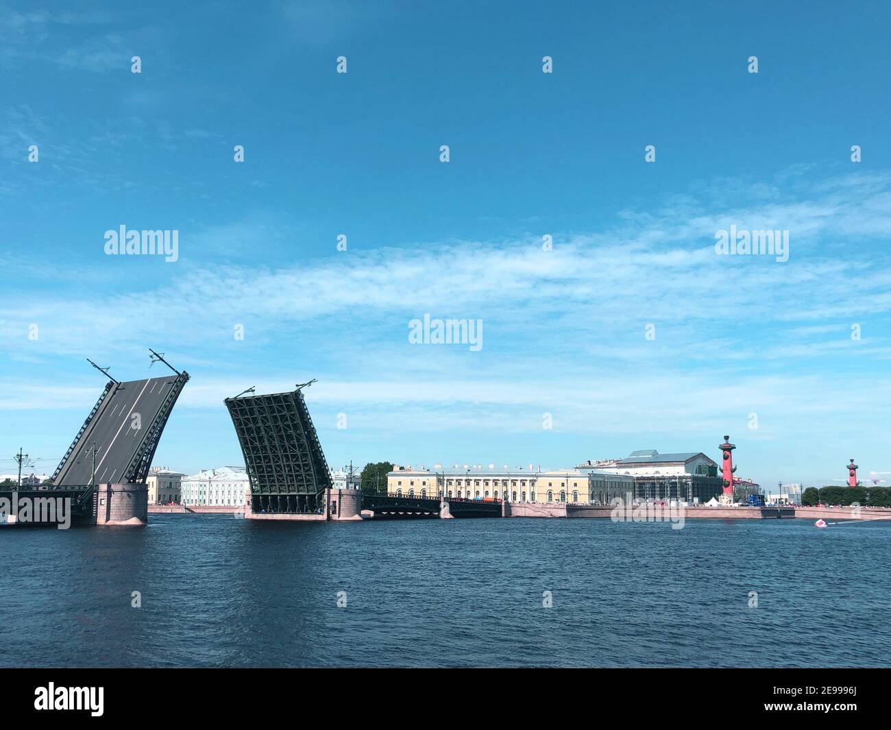 Zugbrücke über den Fluss Neva im Sommer Tag, St. Petersburg, Russland. Stockfoto