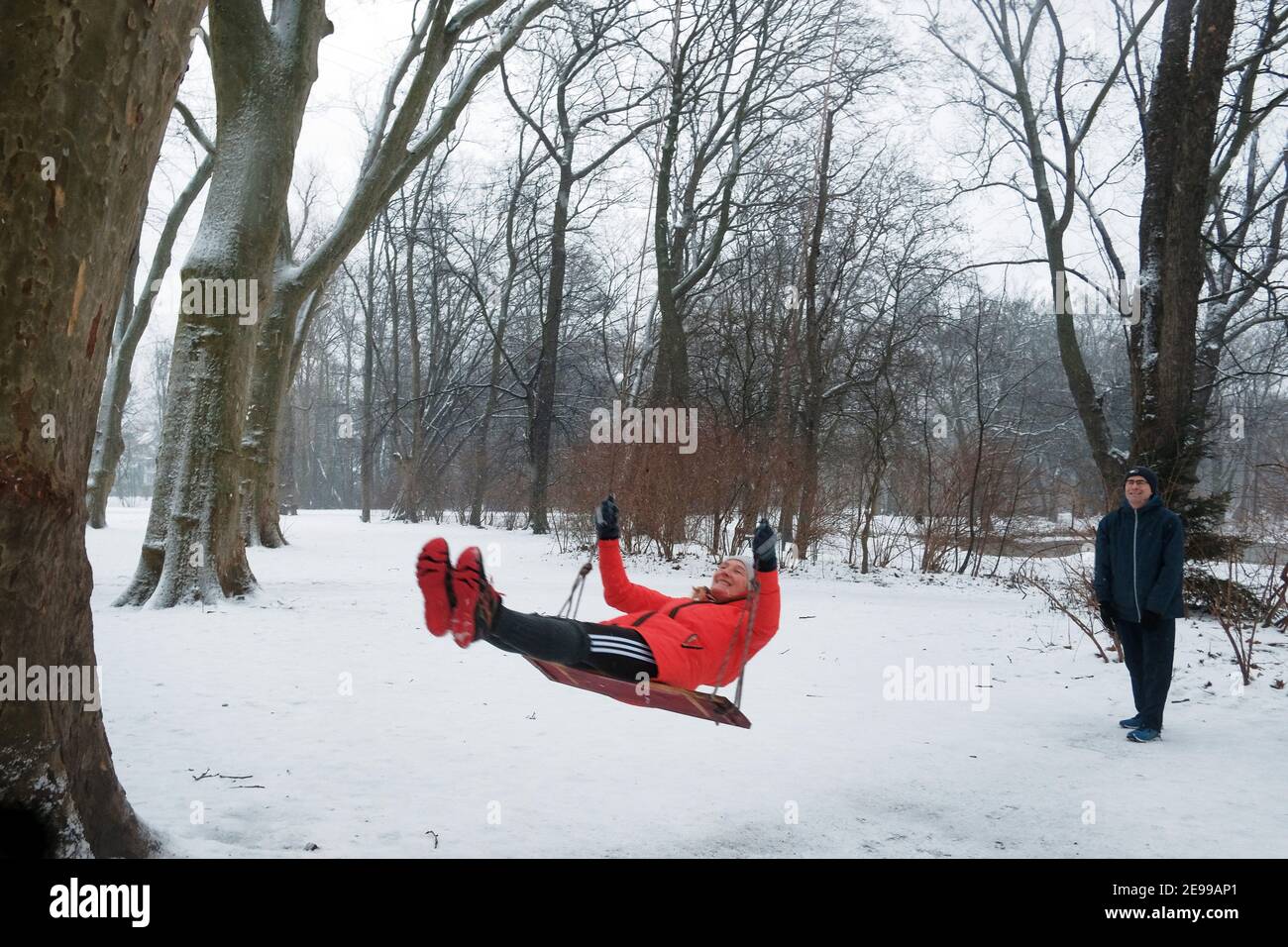 Braunschweig, Deutschland. Februar 2021, 02nd. Sophie wird von ihrem Mann  Hans-Jürgen auf eine Schaukel im Bürgerpark geschoben. Das Paar kommt jeden  Morgen, um im Park zu joggen. Quelle: Stefan Jaitner/dpa/Alamy Live News
