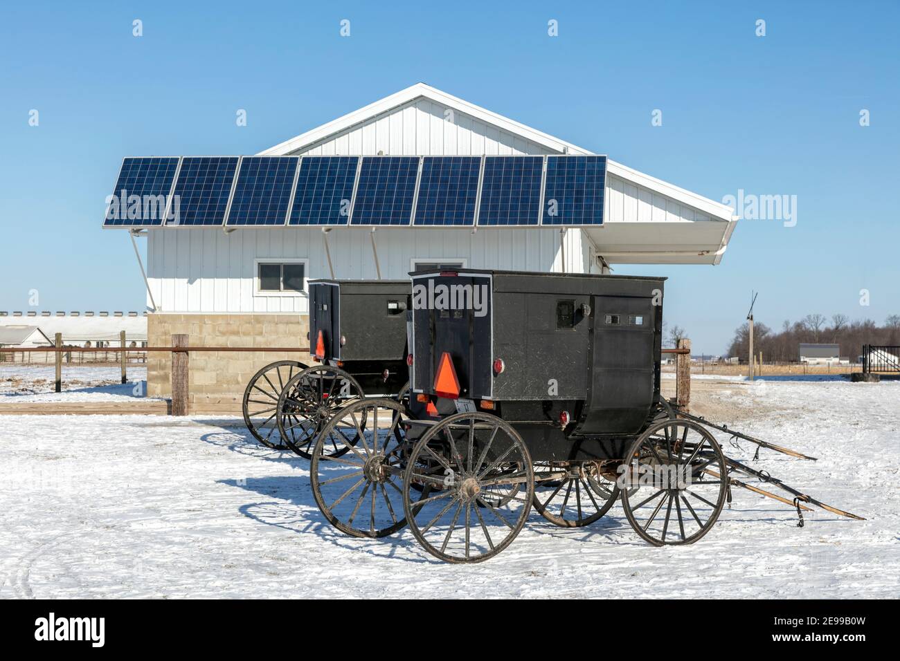 Amish Farm mit Sonnenkollektoren, Indiana, USA, von James D. Coppinger/Dembinsky Photo Assoc Stockfoto