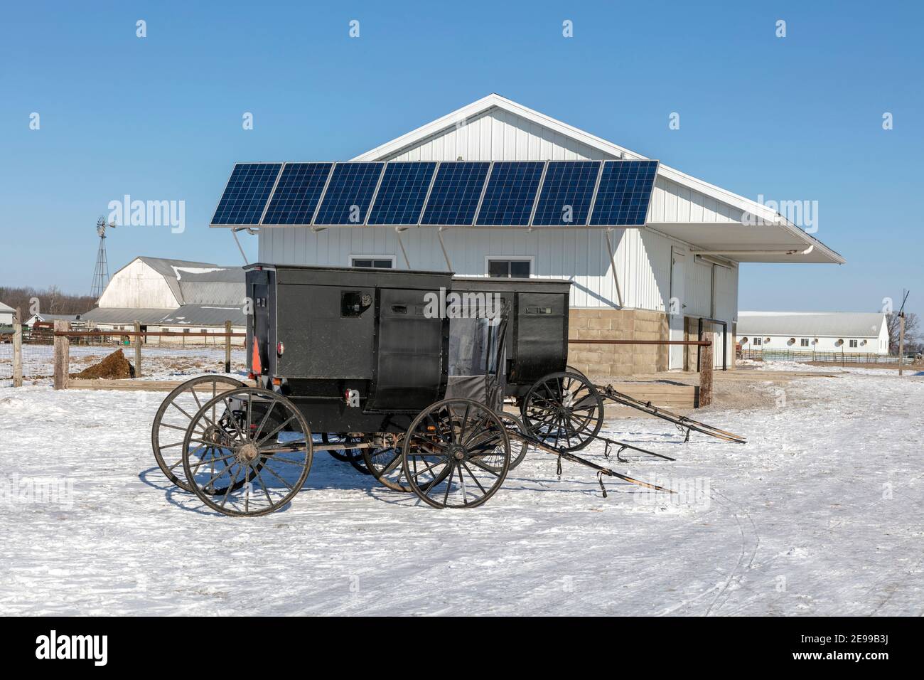 Amish Farm mit Sonnenkollektoren, Indiana, USA, von James D. Coppinger/Dembinsky Photo Assoc Stockfoto