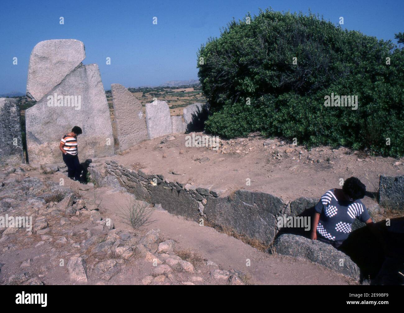 Arzachena, Sardinien, Italien. Giant's Tomb Li Muri (gescannt von Farblider) Stockfoto