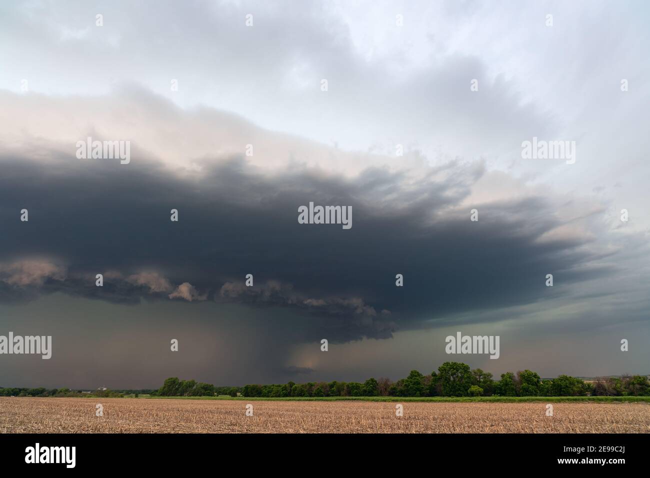 Dunkle Sturmwolke und heftiger Regen von einem Gewitter in der Nähe von Taylor, Nebraska Stockfoto