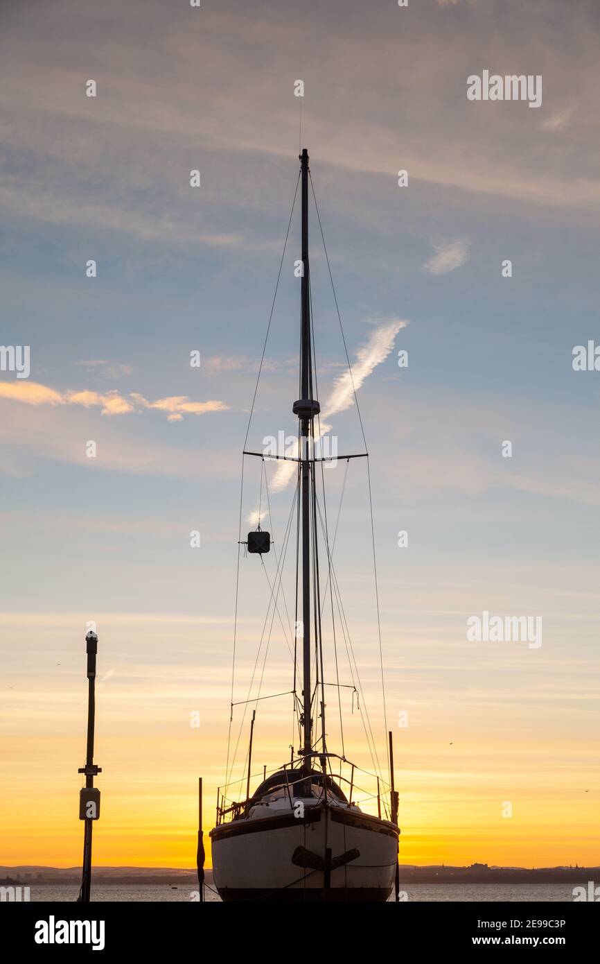Sonnenaufgang im Segelclub von Dalgety Bay entlang der Fife Coastal Pfad Stockfoto