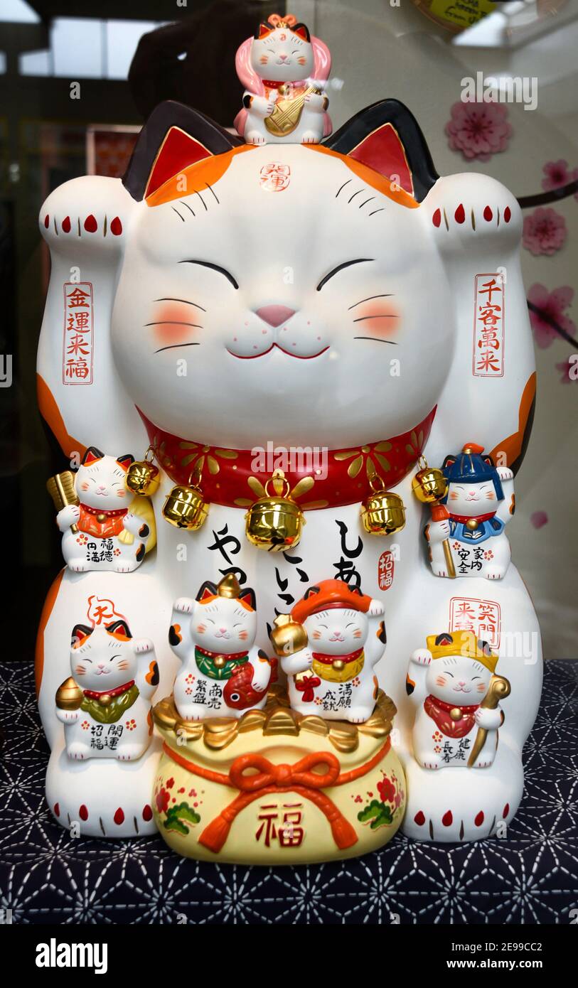 Eine aufwendige Version der traditionellen japanischen Maneki-Neko (bekennende Katze) Figur zum Verkauf in einem Geschäft in der japanischen Gegend von San Francisco, Calif Stockfoto
