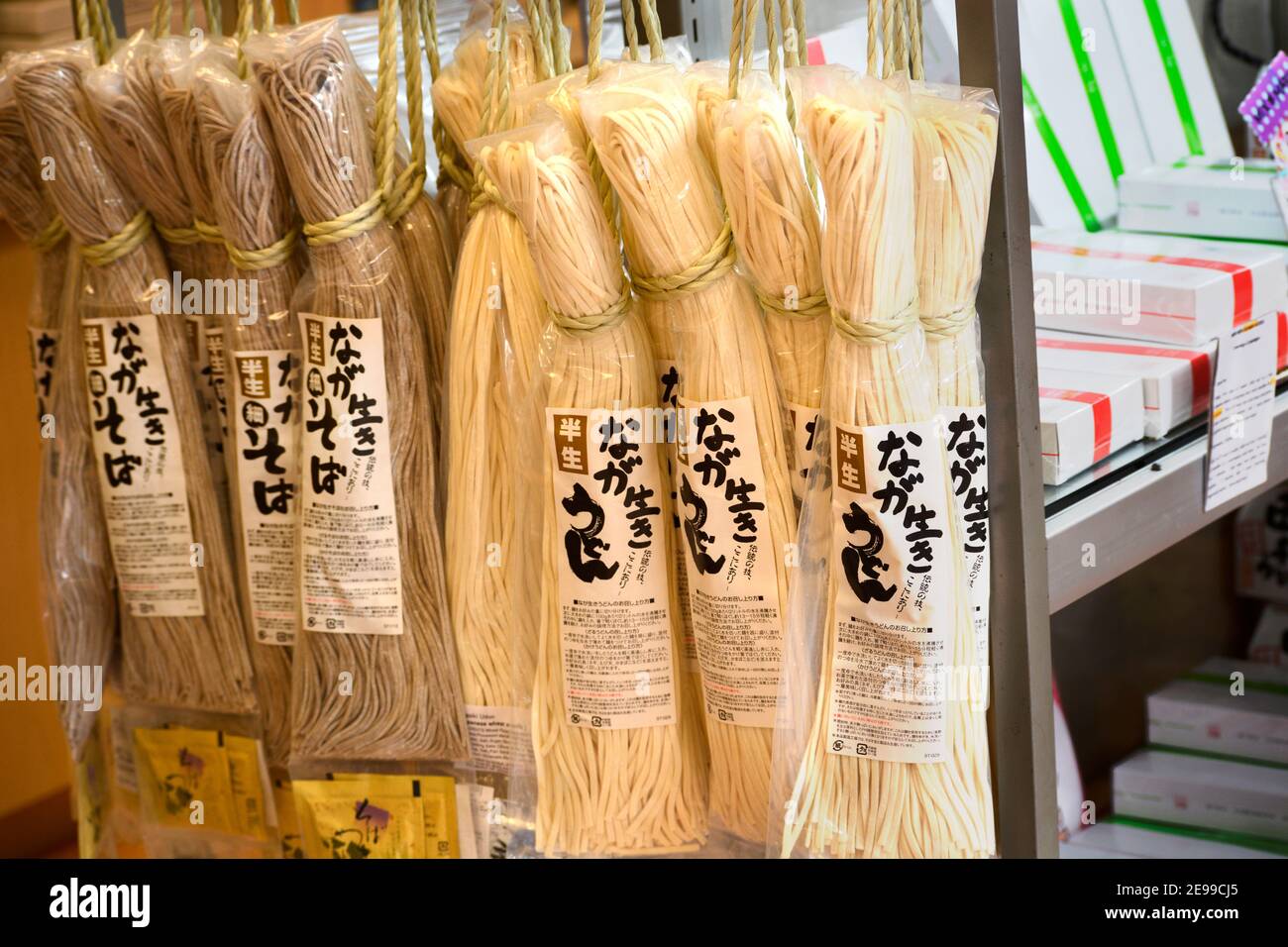 Handgemachte japanische udon- und Soba-Nudeln zum Verkauf in einem Geschäft in der japanischen Gegend von San Francisco, Kalifornien. Stockfoto