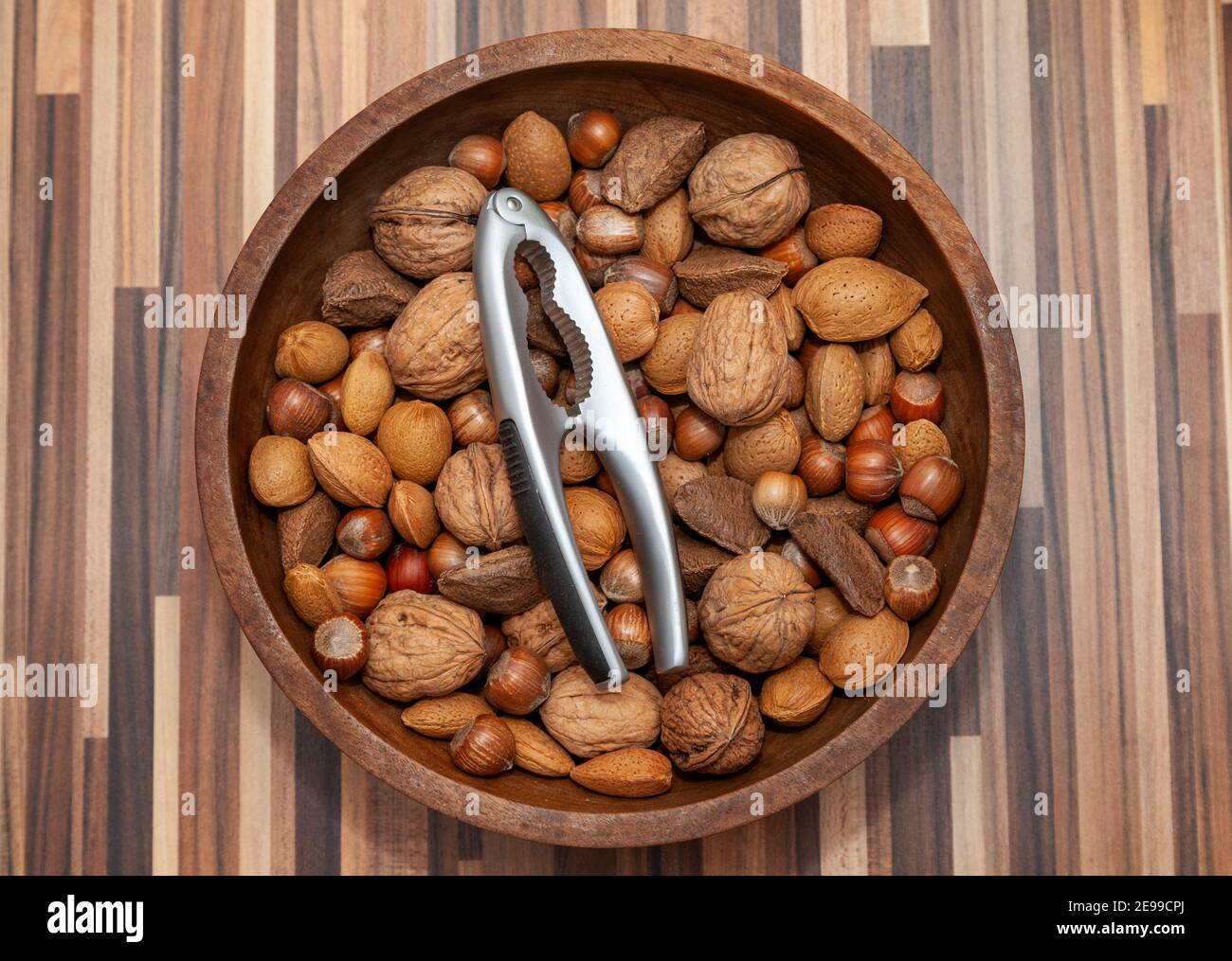 Eine Schüssel mit gemischten Nüssen von oben Stockfoto