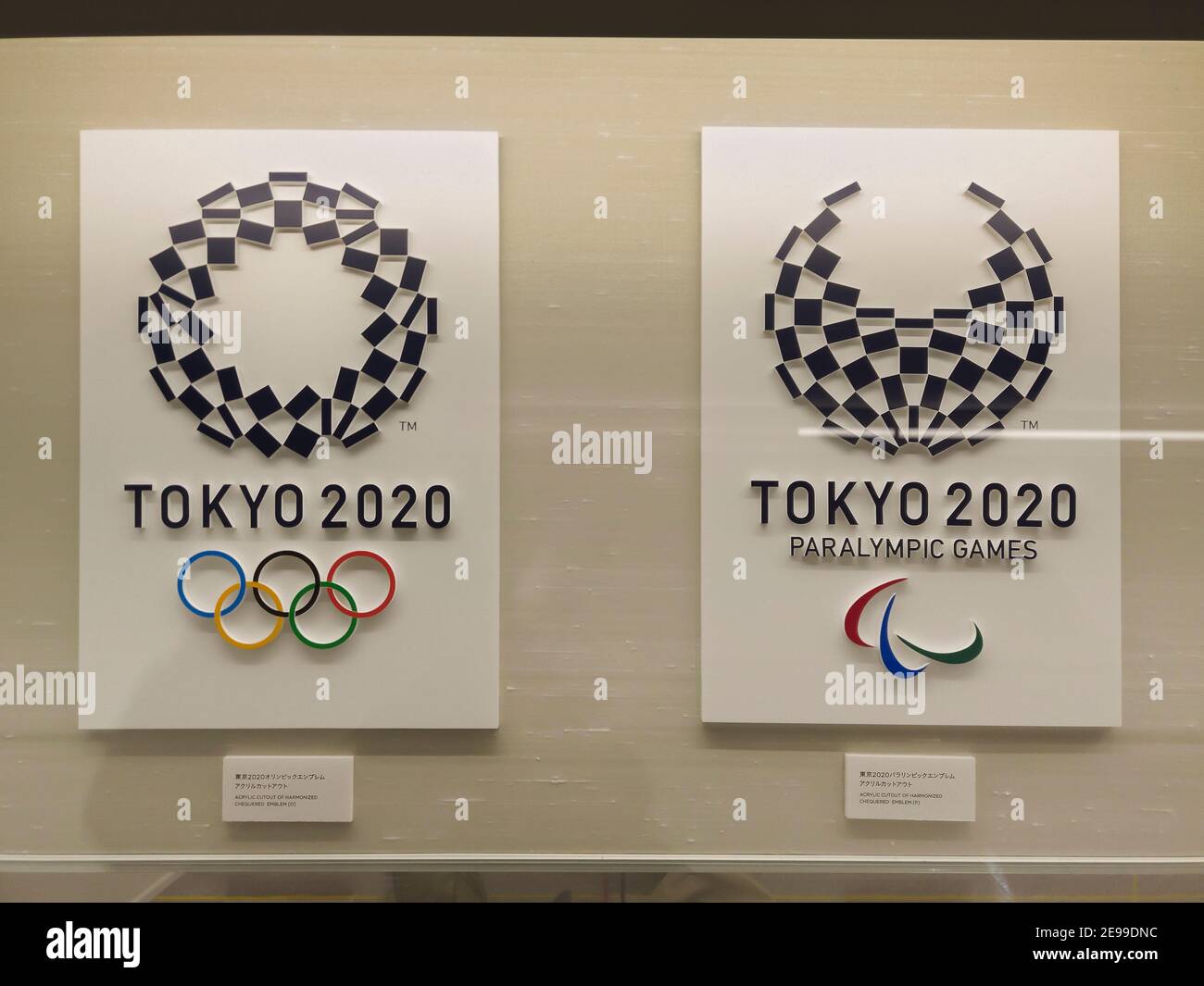 tokio, japan - januar 15 2020: Acryl-Ausschnitt des harmonisierten karierten Emblems des Logos der Olympischen Sommerspiele 2020 und paralympics in Tokio entworfen Stockfoto