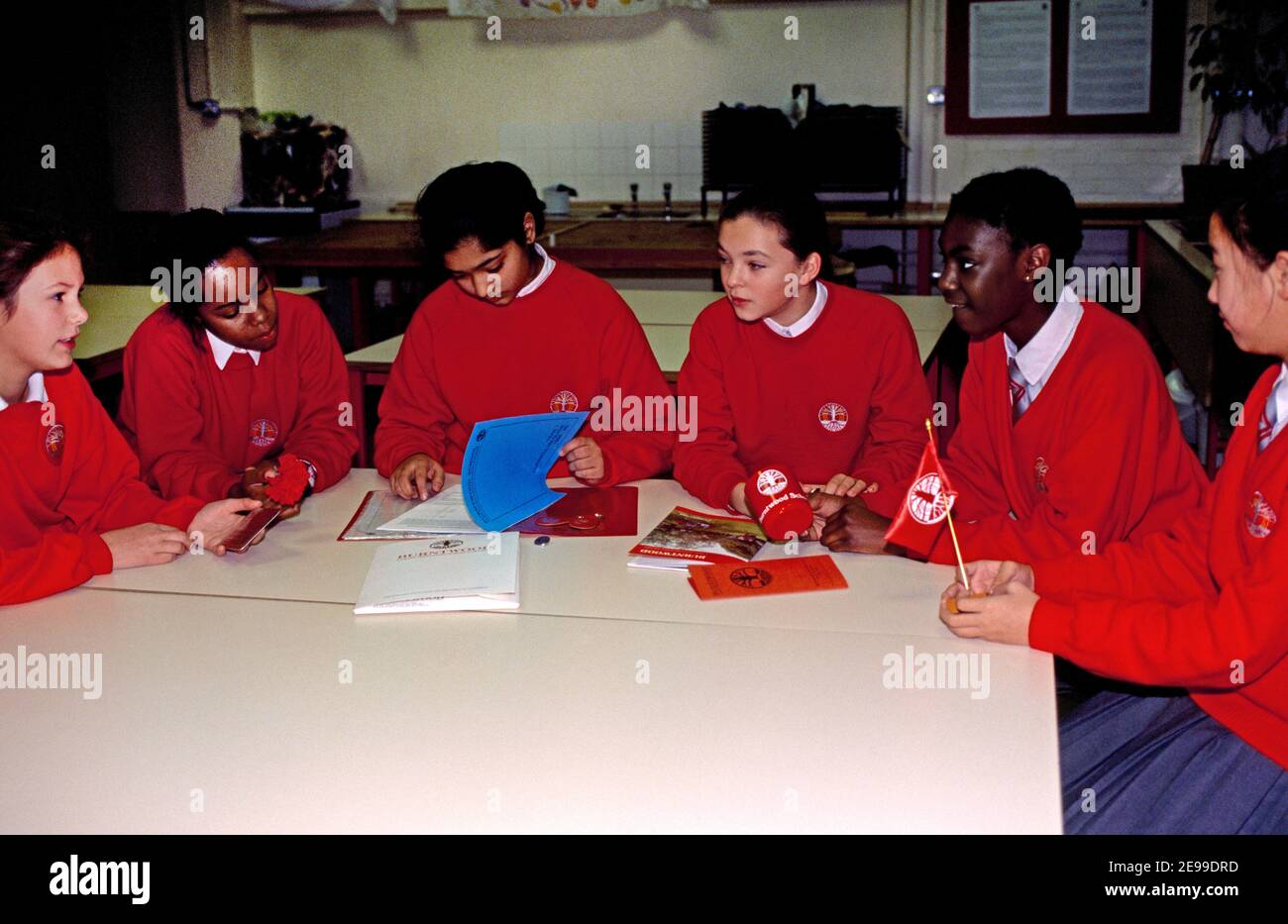 Schule Tooting Grant Gepflegt - Schüler Mit Werbeprodukten Stockfoto