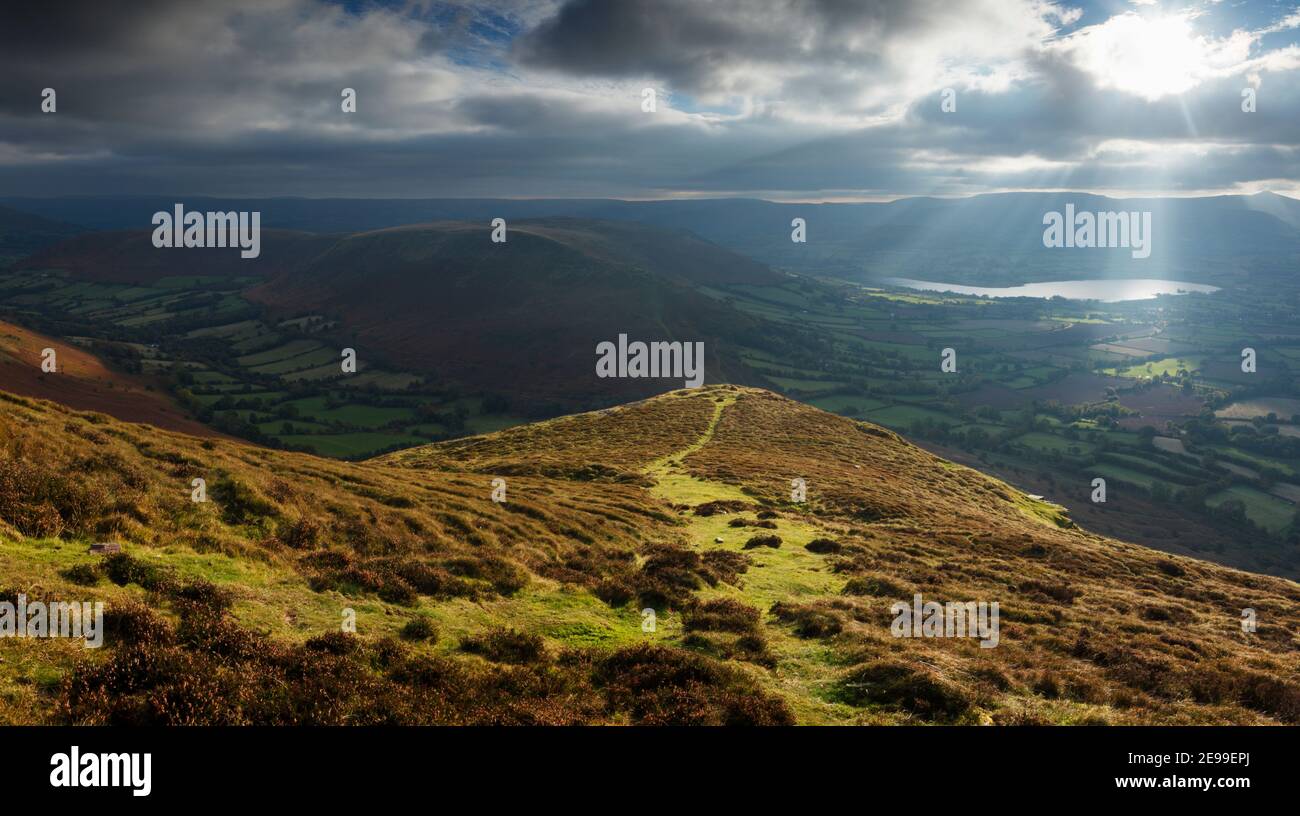 Blick von Mynydd Troed in Richtung Mynydd Llangorse und Llangorse Lake. Brecon Beacons National Park. Powys. Wales. VEREINIGTES KÖNIGREICH. Stockfoto