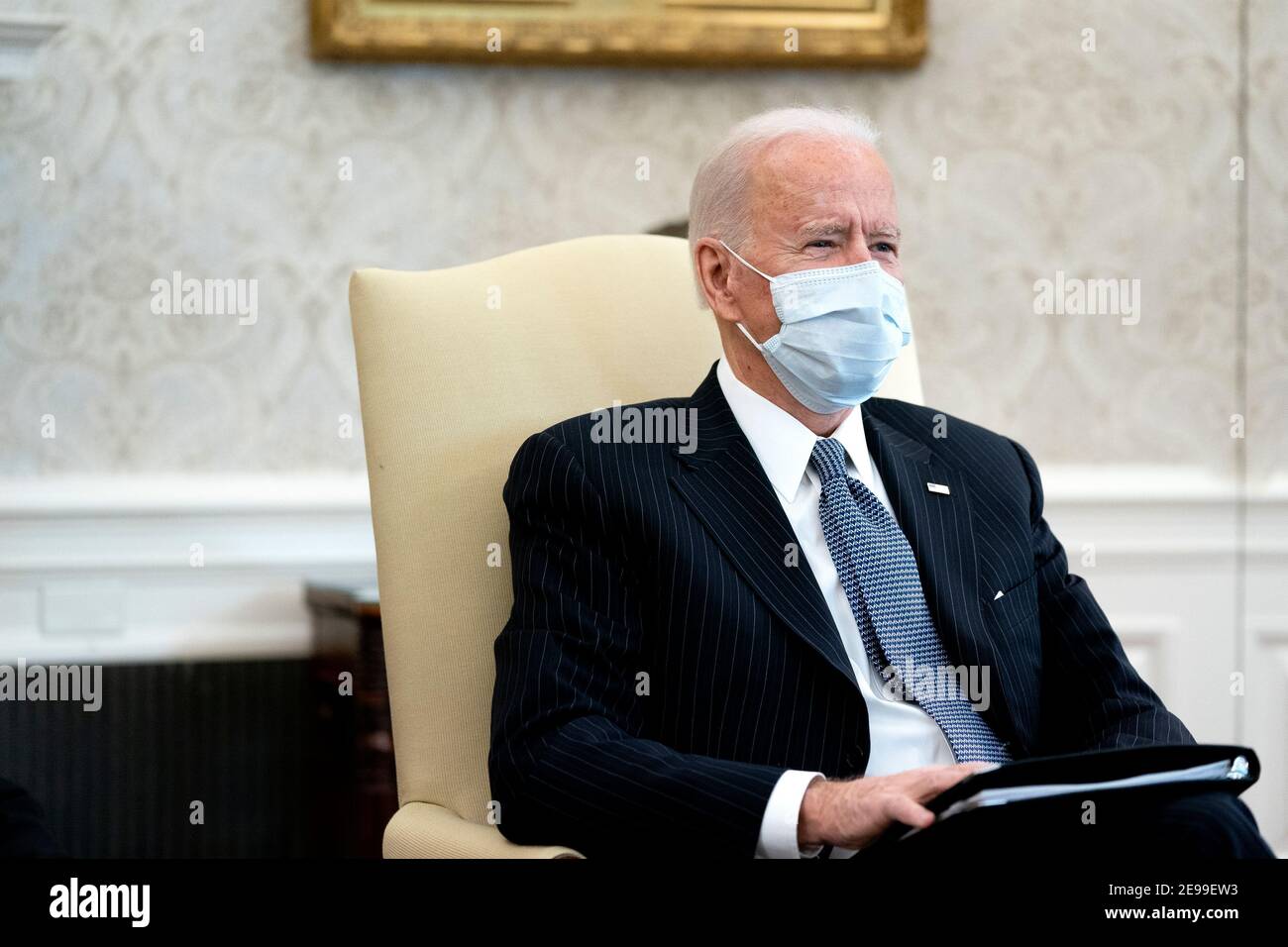 Präsident Joe Biden trägt eine Schutzmaske beim Treffen mit demokratischen Senatoren, um den amerikanischen Rettungsplan im Oval Office des Weißen Hauses in Washington am Mittwoch, den 3. Februar 2021 zu besprechen. Quelle: Stefani Reynolds/Pool via CNP /MediaPunch Stockfoto
